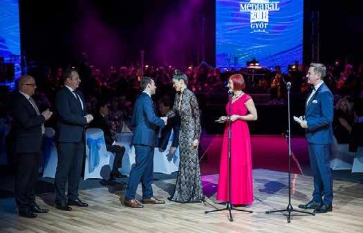 A bált a Győri Filharmonikus Zenekar nyitotta meg egy Wagner-remekművel, majd bemutatkoztak az est házigazdái, a műsorvezetők: Erős Antónia és Gönczi Gábor.
