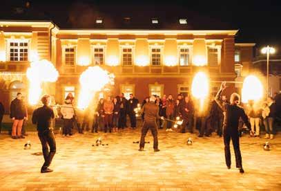 CSESZNEK Munka, család, szabadidő ADVENTI ÜNNEPSÉG A LEIER CITY CENTERBEN 2017. decemberében került először megrendezésre adventi ünnepségünk.