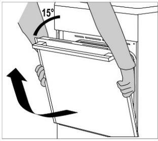 3. Lassan csukja be a sütő ajtaját, amíg az alsó részek nem illeszkednek az ajtó oldalsó zsanérjaiba.