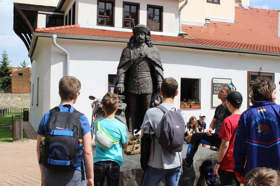 A városnézés során Rákóczi, Kazinczy, Batsányi, Baróti Szabó Dávid, Bocskai, Bethlen Gábor,