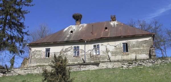 Az utcaképet az utcára merőleges, füstlyukas kontyolt nyeregtetős épületek ritmusa jellemzi, melybe