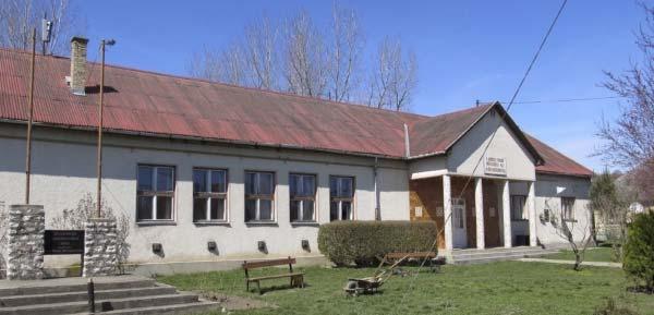 világháború után épült épület, melyek léptékükben, magasságukban egy-két kivételtől eltekintve
