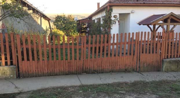 találunk szép fa, illetve fémkaput, néhány közülük több