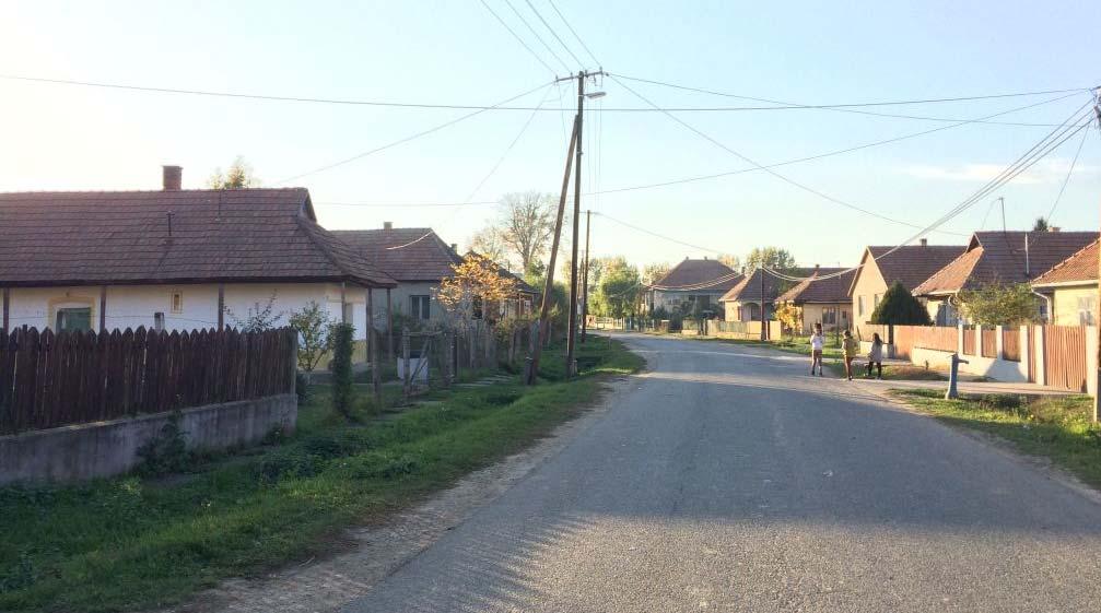 A házak előkerttel csatlakoznak az utcához, a házak