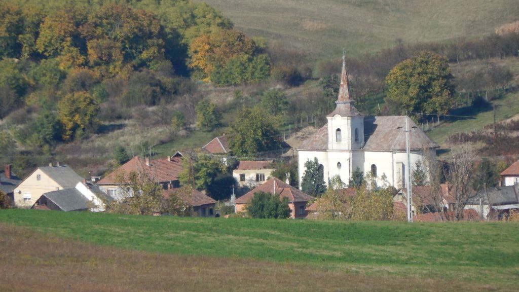 Lak morfológiai szempontból völgyi falunak tekinthető, a község eredetileg a Laki-patak mellé települt, és a Cserehát lankás dombjai veszik körül.