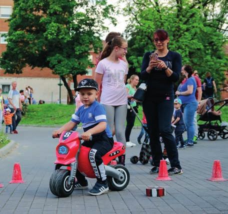 játékokat, rendőrautót és tűzoltóautót is kipróbálhattak a gyerekek.