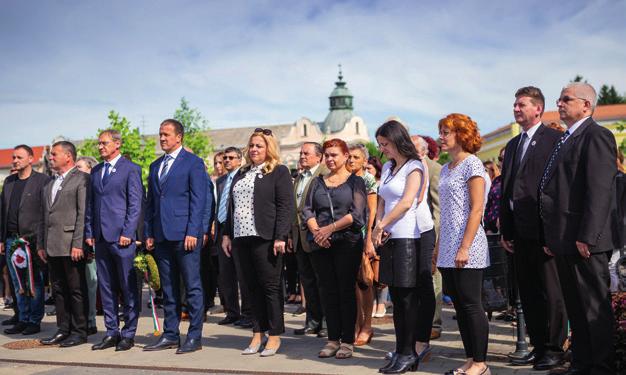 A megemlékezők a rendezvény végén koszorút helyeztek el a domborművön.