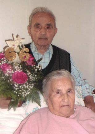 Már vénülő szememmel őrizem a szemedet. Nem tudom miért, meddig maradok meg még Neked. De a kezedet fogom és őrizem a szemedet!