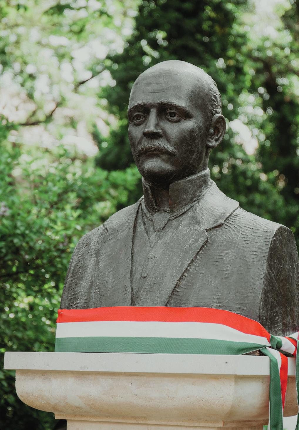 Felavatták Plósz Béla mellszobrát Születésének évfordulójához közeledve, DR. SÓTONYI PÉTER, az Állatorvostudományi Egyetem rektora és DR.