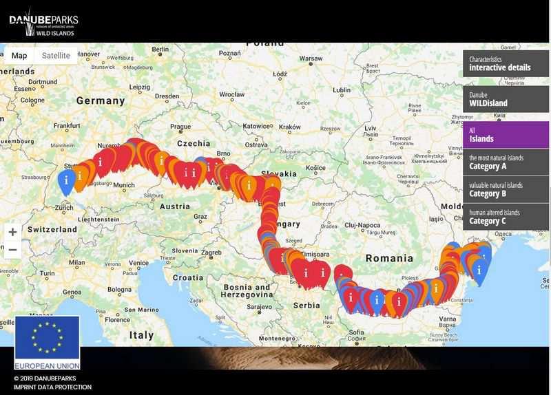 A kék atracél természetes pusztafüves lejtők, löszgyepek, sztyepprétek növénye. Ezek az élőhelyek a mezőgazdaság évszázados térhódítása miatt jelentősen felaprózódtak, egymástól elszigetelődtek.
