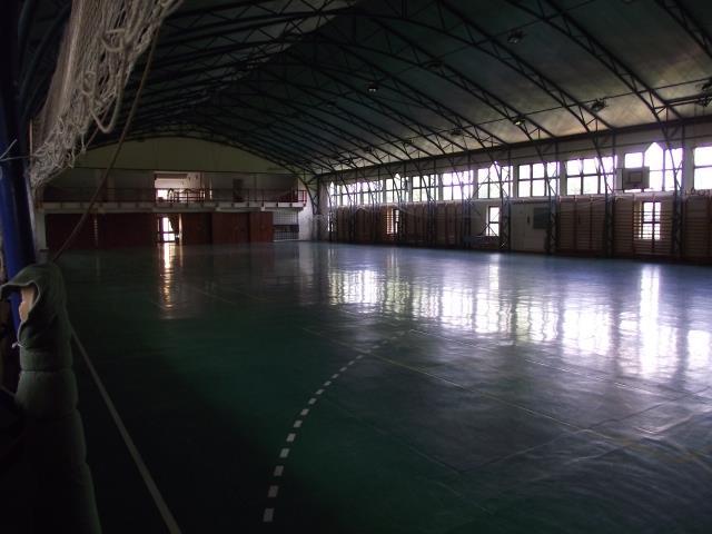 1 db 30x15 m-es szabadtéri aszfaltos sportudvar (kosárlabda, szabadtéri sportok) Jókai utcai telephelyen csupán füves udvar áll rendelkezésre.