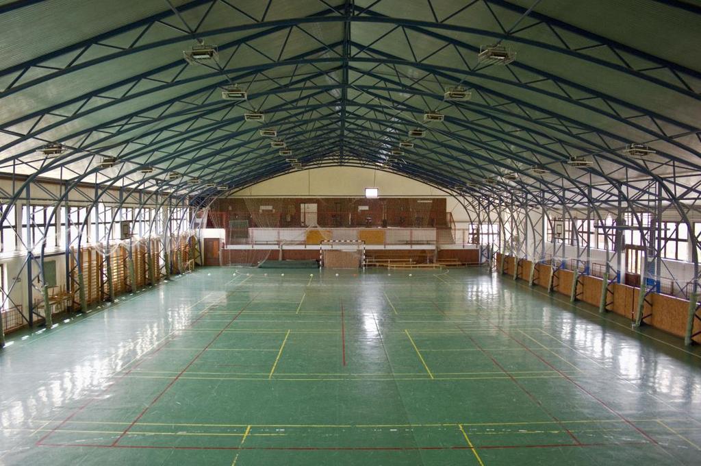 Medgyesegyházán a település központjában, a Sport utcában helyezkedik el.