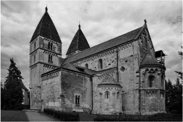 14.) Válassza ki az alábbi alaprajzok közül azt, amelyik a képen látható jáki Szent György-templomhoz tartozik! (Karikázza be a kiválasztott kép betűjelét!) A) B) C) A képek forrásai: https://upload.