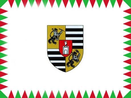 3. Az Önkormányzat zászlója 2:3 arányú fekvő téglalap, fehér színű, a szegélyét piros, fehér, zöld háromszögű díszsor alkotja, a mértani középpontjában az Önkormányzat címere helyezkedik el, melynek