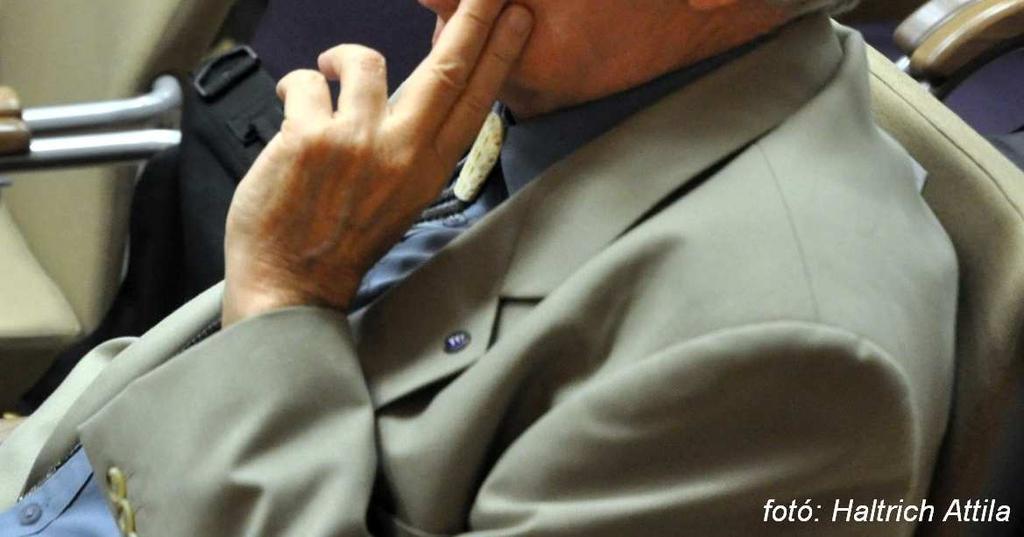 kapcsolat alakult ki köztünk 17 éven keresztül, amíg munkatársak voltunk Naponta együtt étkeztünk, tárgyaltuk meg a világ dolgait, mesélte színes életének élményeit Azt, hogy már a nagyapja is