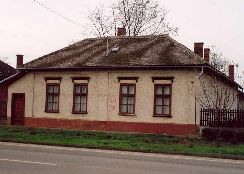Sorszám: 10. A védendő objektum megnevezése: Lakóépület utcai homlokzata Vizsgálat ideje: 2002. augusztus hó Címe: Szent Erzsébet u. 208. Helyrajzi szám: 94.