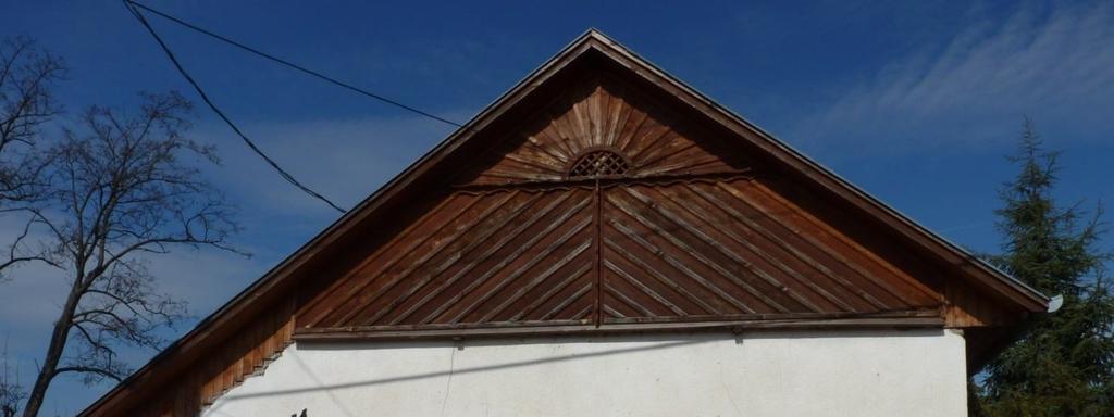 Sorszám: 12. A védendő objektum megnevezése: Napsugaras oromfal Vizsgálat ideje: 2002.
