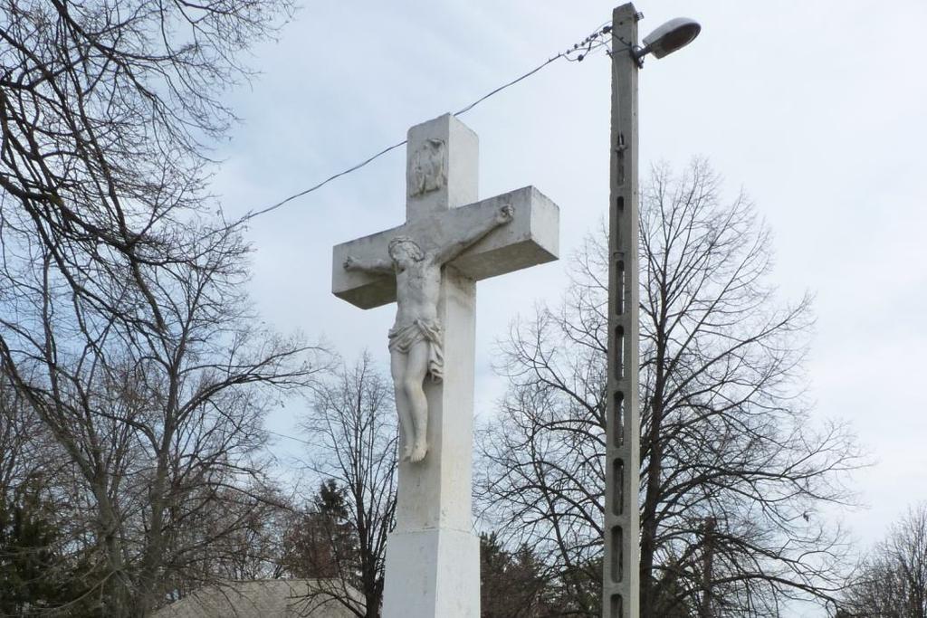 A védendő objektum leírása: Téglaalapra állított beton talpazaton betonból öntött kereszt korpusszal.