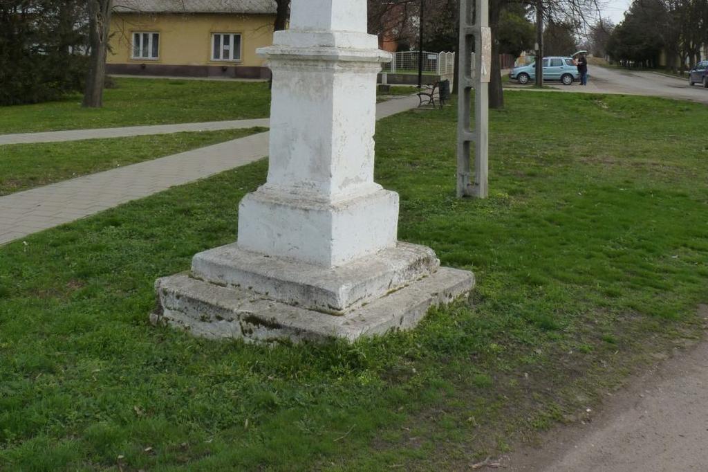 A talpazaton márványtábla található, melyen a következő felírat olvasható: Oszlányi Kudelka Bertalan és neje Dunsits Magdolna 1923-ban