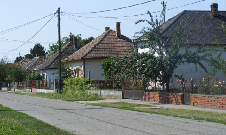 A belterület fő tengelyét a Bajai utca képezi. Erre csatlakozik észak és déli irányban néhány kisebb utca.