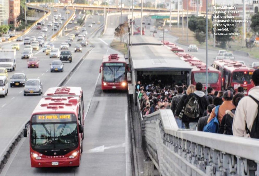 BRT (Bus Rapid Transfer) Az előzési sávok kiépítésével a megállókban a rendszer kapacitása megháromszorozódott TransMilenio, Bogota, Kolumbia Walter Hook, Stephanie Lotshaw, and Annie Weinstock, More