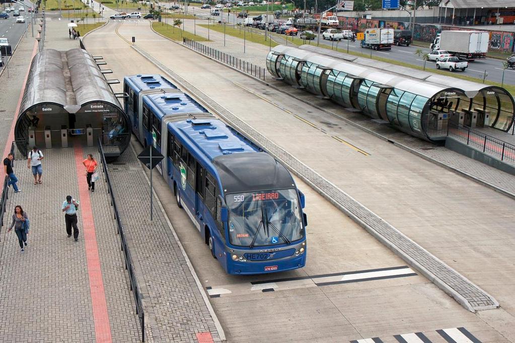 BRT (Bus Rapid Transfer) Dedikált buszsáv, lehetőleg az útszakasz közepén
