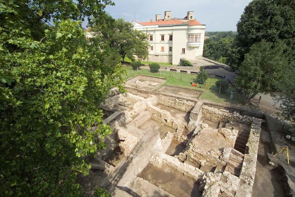 1561 A Kopácsi István házából Ispotály lett. (A Fazekas-sorra vezető kanyarulatnál) 1567 A vár erődrendszerének megerősítése XV. században kezdték el a Rákóczi pince munkálatait, mely a XVIII.