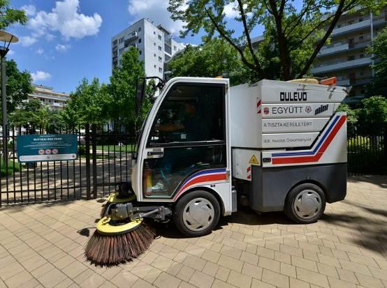 Köztisztasági feladatok A köztisztasági feladatok tekintetében folyamatosan gondoskodtunk az Önkormányzat kötelező feladatainak ellátásáról, az általunk üzemeltett közparkok és rekreációs területek