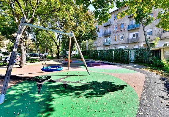 A Rákospatak Béke utca Jász utca közötti szakaszán saját finanszírozási források felhasználásával valósítottuk meg két ütemben a Futár park közparki felújítását, itt is gyalogos sétaút, testedző tér