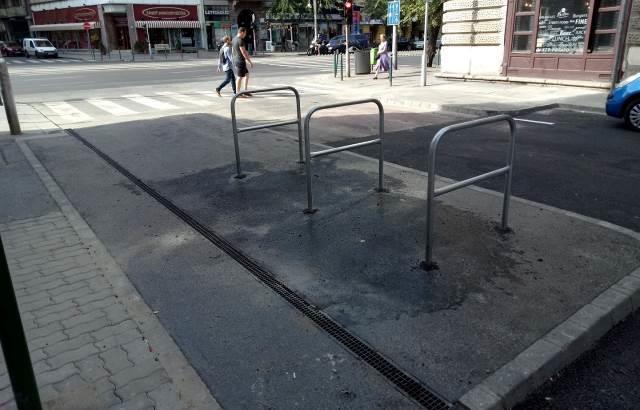 megakadályozása, gyalogos átkelések biztosítása, kihelyezett kerékpártámaszok számának növelése. (Erre alkalmas hely a csomópontok közeli forgalomtól elzárt területe.