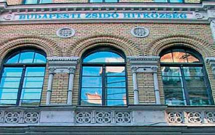 ) a mártíremlékmûnél, utána az ismeretlen munkaszolgálatos emlékmûvénél gyászmegemlékezést tartunk mártírhalált halt drága hittestvéreink emlékére.