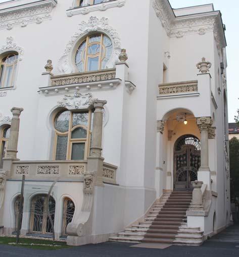 évfordulója al kal má ból a Magyar Építé sze ti Múzeum és Mű em lék vé del mi Do kumen tá ci ós Központ rendezésében látható a Dí szí tő ér zék kel át szőtt tudás Kő rössy Albert Kálmán építészete