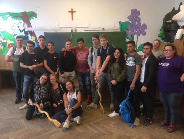 A következőkben Jorick beszámolóját olvashatjuk az útról, amelyben a fiatalok tapasztalatairól beszél: Jorick, 18 éves: Először Karcagra mentünk, ahol a legtöbb időt töltöttük.