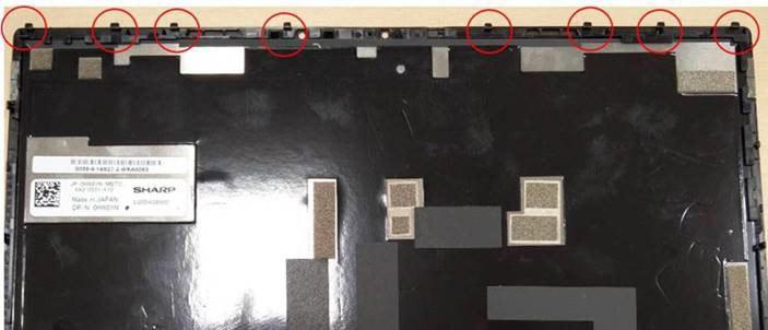 3 Helyezze be a fémkeretet, majd csavarozza be az M1,6x2,5 (2) csavarokat a kijelzőpanel rögzítéséhez. 4 Csatlakoztassa az akkumulátor kábelét az alaplapi csatlakozóhoz.