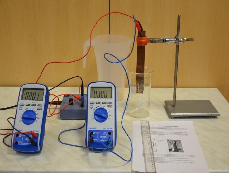 12. Elektrolit elektromos ellenállásának vizsgálata Vizsgálja meg az izzólámpából és elektródákból álló kapcsolás áramfelvételét a vízbe merített elektródák merülési mélységének függvényében!