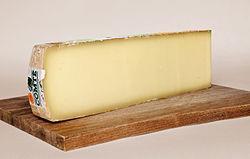 A sajt cca 45-50 kg súlyú 70 cm Ø átmérőjű 10 cm magas korong