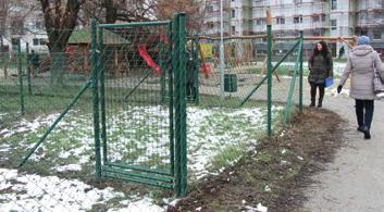 4 Város A kutyák viselkedése a gazdikon fog múlni Az első kutyafuttatót meg kell majd szokni. Mindenesetre jobb megoldás, mint elkerítetlen szabad területen hagyni futkosni a kutyákat.