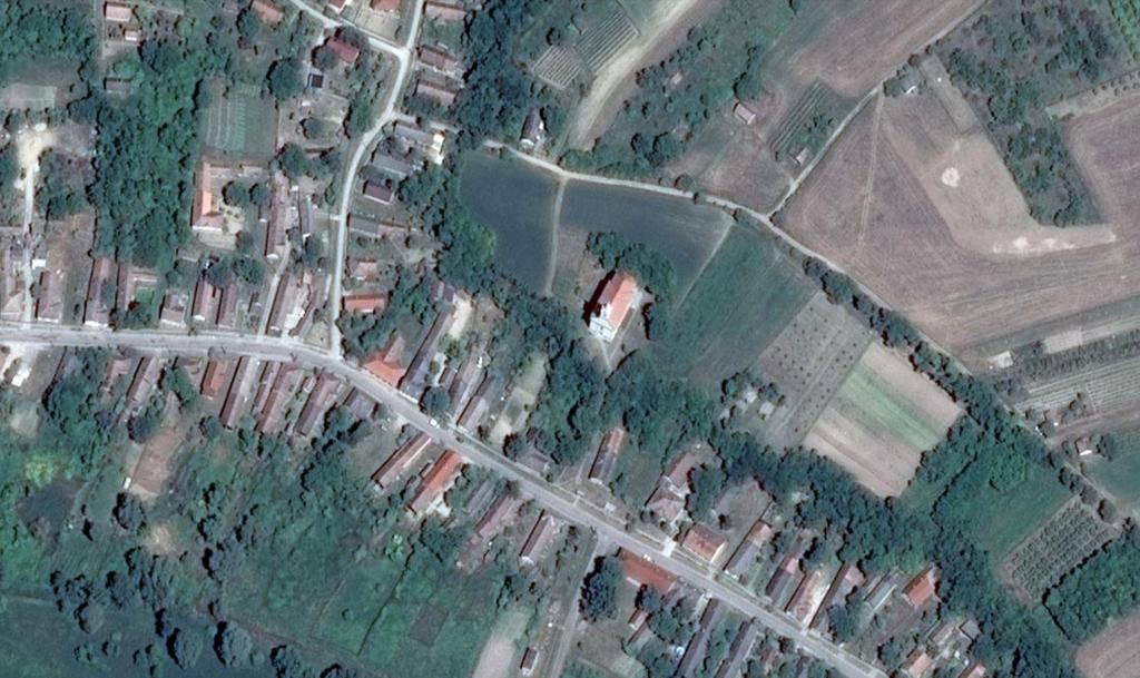 Településre jellemző beépítés: - utcára merőleges házak hosszú szalagtelkeken - rövidebb oldalukkal néznek az utcára a házak - hagyományos lakóházak - oldalhatáron álló beépítési mód Településen lévő