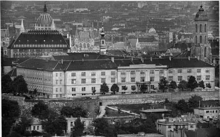 242 Makai Ágnes A Hadtörténeti Múzeum nyugatról. Dr.