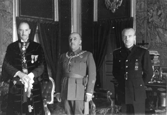 78 Sallay Gergely Pál Francisco Franco tábornok, spanyol államfô a rendi lánc átvétele után, 1942. március 30. Jobbján adamóczi Ambró Ferenc madridi magyar követ áll.
