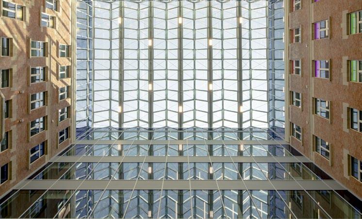 2 3 Az AGC Glass Europe bemutatja a legkiválóbb napvédő bevonatos üvegeket STOPRAY - IPASOL SUNERGY - STOPSOL AGC napvédő üvegek az intelligens építészet számára 05 Napvédelem és jó