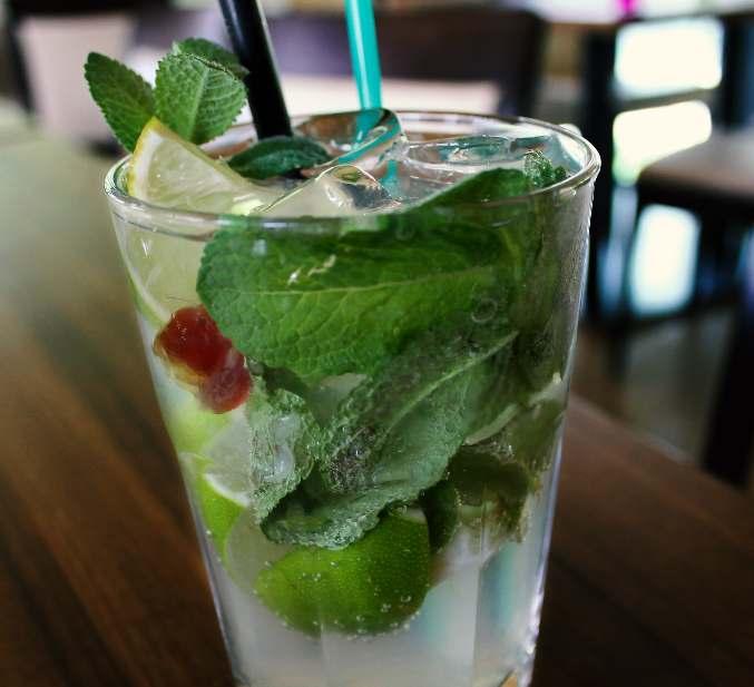 Koktélok Mojito (Bacardi Superior rum, lime, menta, cukorszirup, szóda) Cuba Libre (Bacardi Superior rum, lime, Coca-Cola) Sex On The Beach (Finlandia vodka, baracklikőr, ananászlé, fekete áfonyalé)