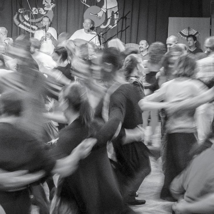 szeptember 2. hétfő 19.00 október 7. hétfő 19.00 CALCUTTA TRIÓ INDIAI ZENEKLUB Kozma András szitár Szalai Péter tabla Dr.