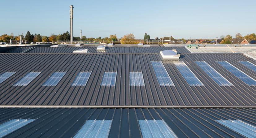 Rooflight tetőbevilágító A KS1000 PC tetőbevilágító panel segítségével épülete belsejét eláraszthatja természetes fénnyel.