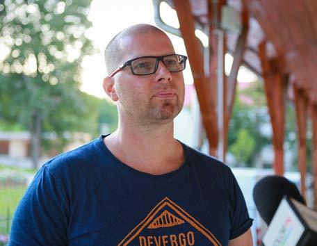 Amikor elindultunk és kitaláltuk, hogy ezt a műfajt fogjuk csinálni, a hagyományos rockzenekaroktól eltérően folkzenészeket is kerestünk.