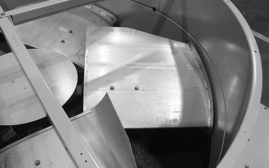 AXIÁLVENTILÁTOR Az axiálventilátor, ha megsérül, mérete és fordulatszáma miatt nagy valószínűséggel okozhat sérülést és rombolást.
