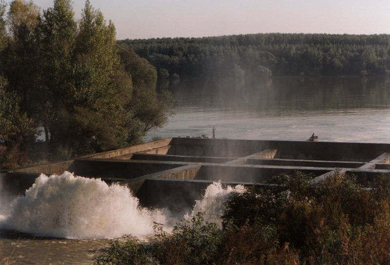 Szükség esetén turbinákon keresztül leeresztik 75-80 %-os tárolási hatásfok Feketevág (Szlovákia) 445 m magas 3,7 millió köbméter Magyarországon lehetséges: