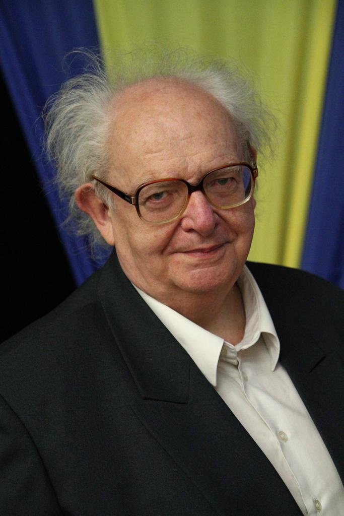 nyugalmazott főmuzeológus, osztályvezetőnek, a néprajz tudományok habilitált kandidátusának. Az idén 75.