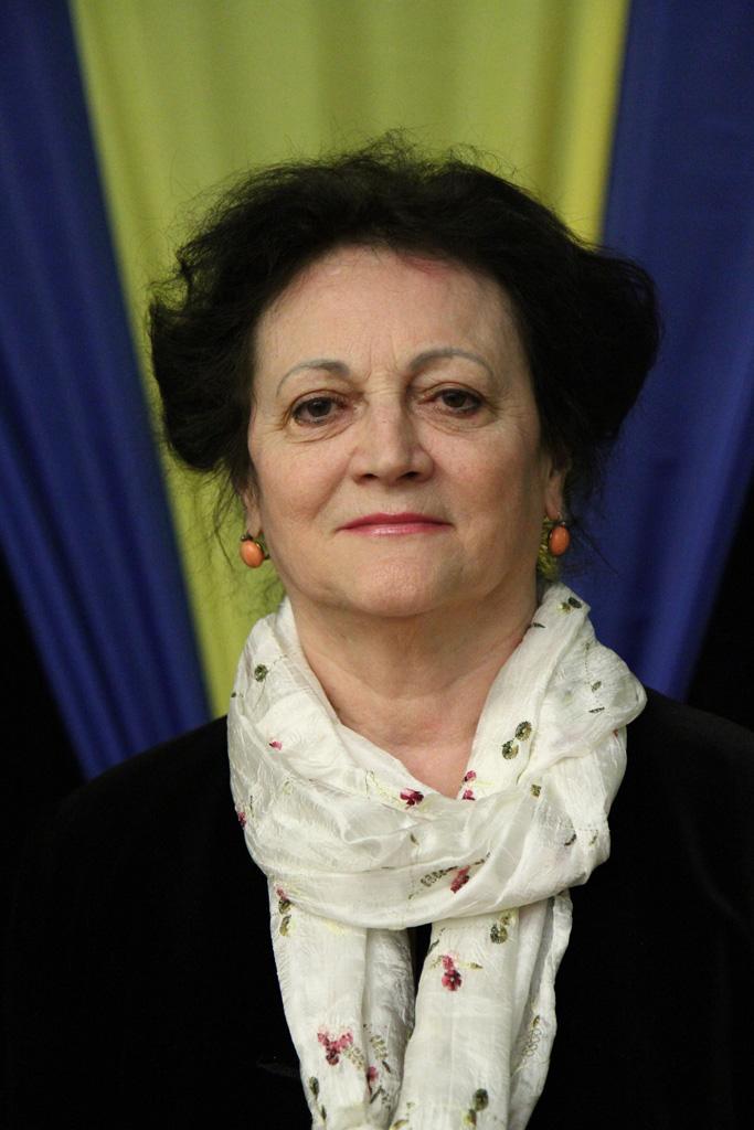óta állít ki önállóan, de a régió közös tárlatain is többnyire részt vesz. Egyéni kiállításain túl gyakoriak a (volt) tanítványokkal közös szereplései és a családi tárlatai.