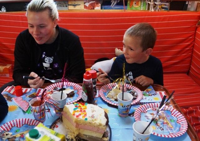 Itt hangzott el a következő párbeszéd: Kristóf: Apa, mik azok a fehér dolgok ott a parton?